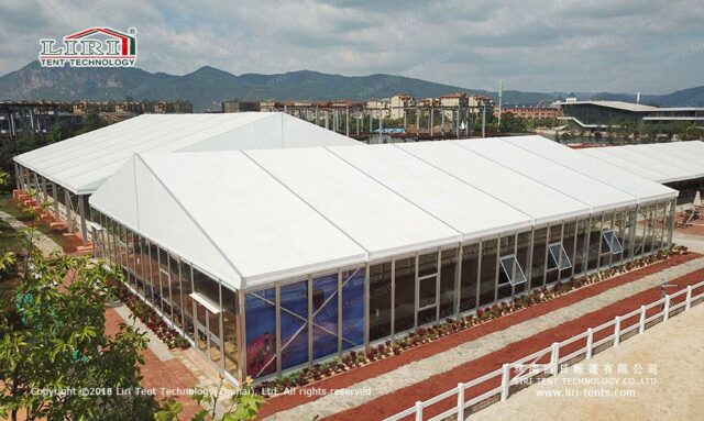 صالة ركوب الخيل المغلقة