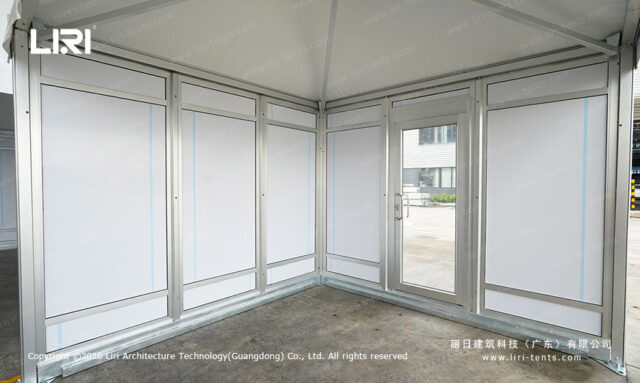زاوية خيمة على طراز الباغودا ذات تصميم معياري، مزودة بإطارات جدارية من الألومنيوم وباب زجاجي
